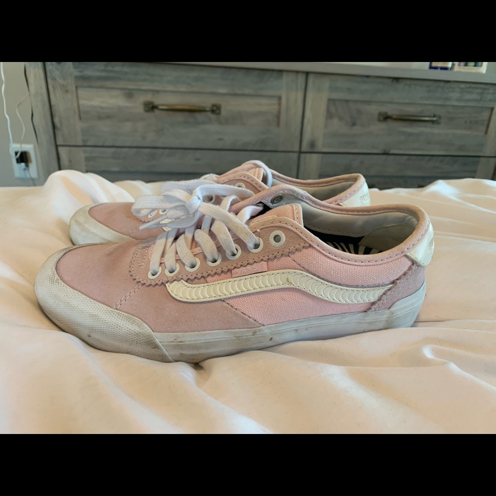 vans low top size 6 men. Two tone pink.